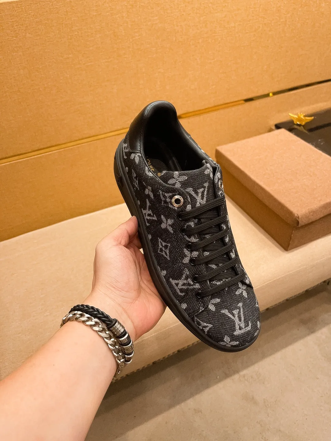 Men's shoes 💰 380💰【 LV 】🔥 Louis Vuitton high-end men's shoes brand official website 1:1 latest masterpiece: the upper is made of first-layer cowhide imported from Italy with a comfortable and breathable lining➕original non-slip and wear-resistant outsole🔥, making walking more convenient and comfortable! An exclusive new model, a stunning work, a beautiful 1:1 replica [color] compared to the official quality! Create a fashionable personality to set off your uniqueness! A must-have for trendy men! Classic 🔥 Size: 38-44 Color: 🔥 2⃣️ colors available 🔥.